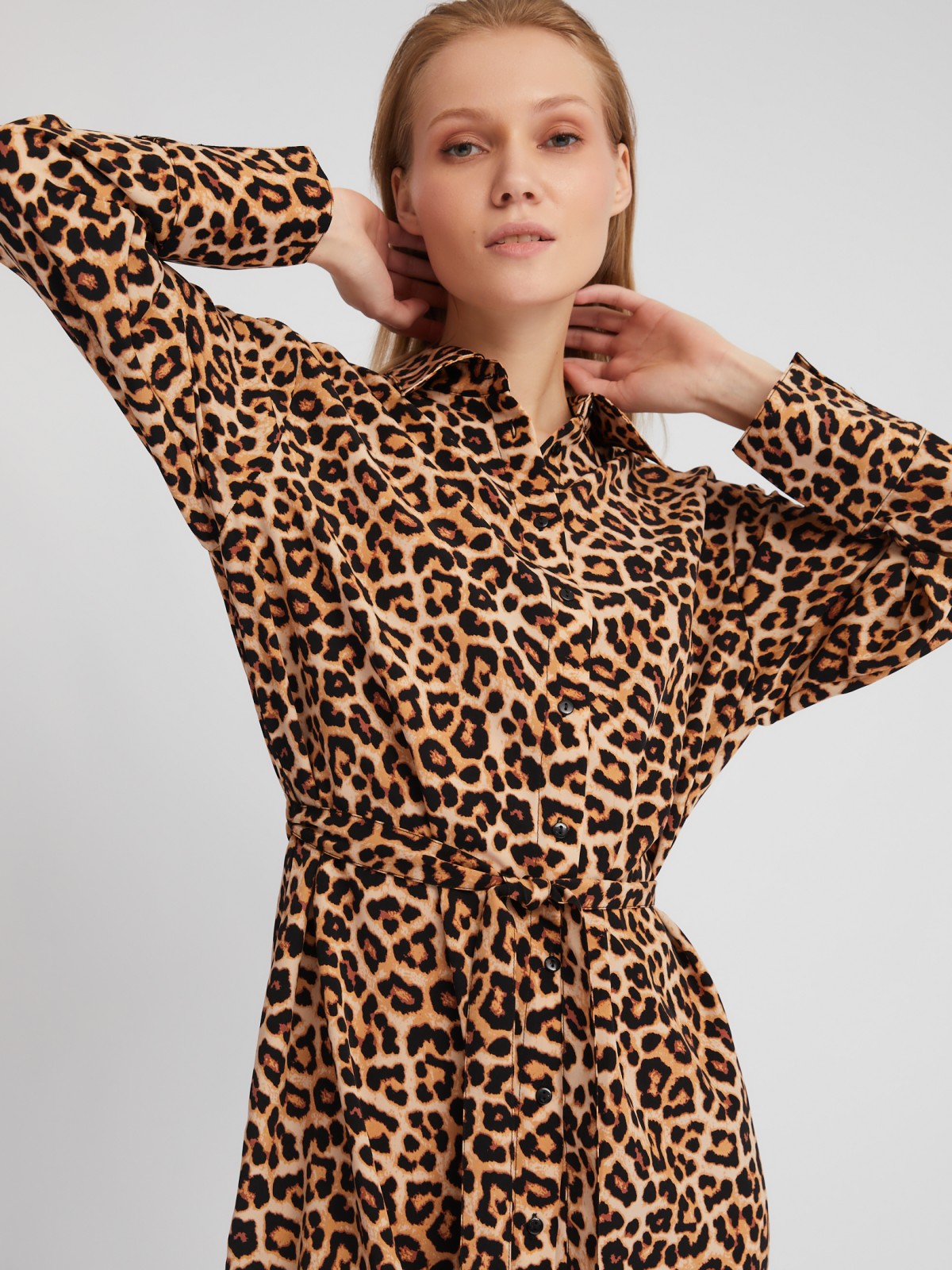 Платье-рубашка длины миди с леопардовым принтом и поясом