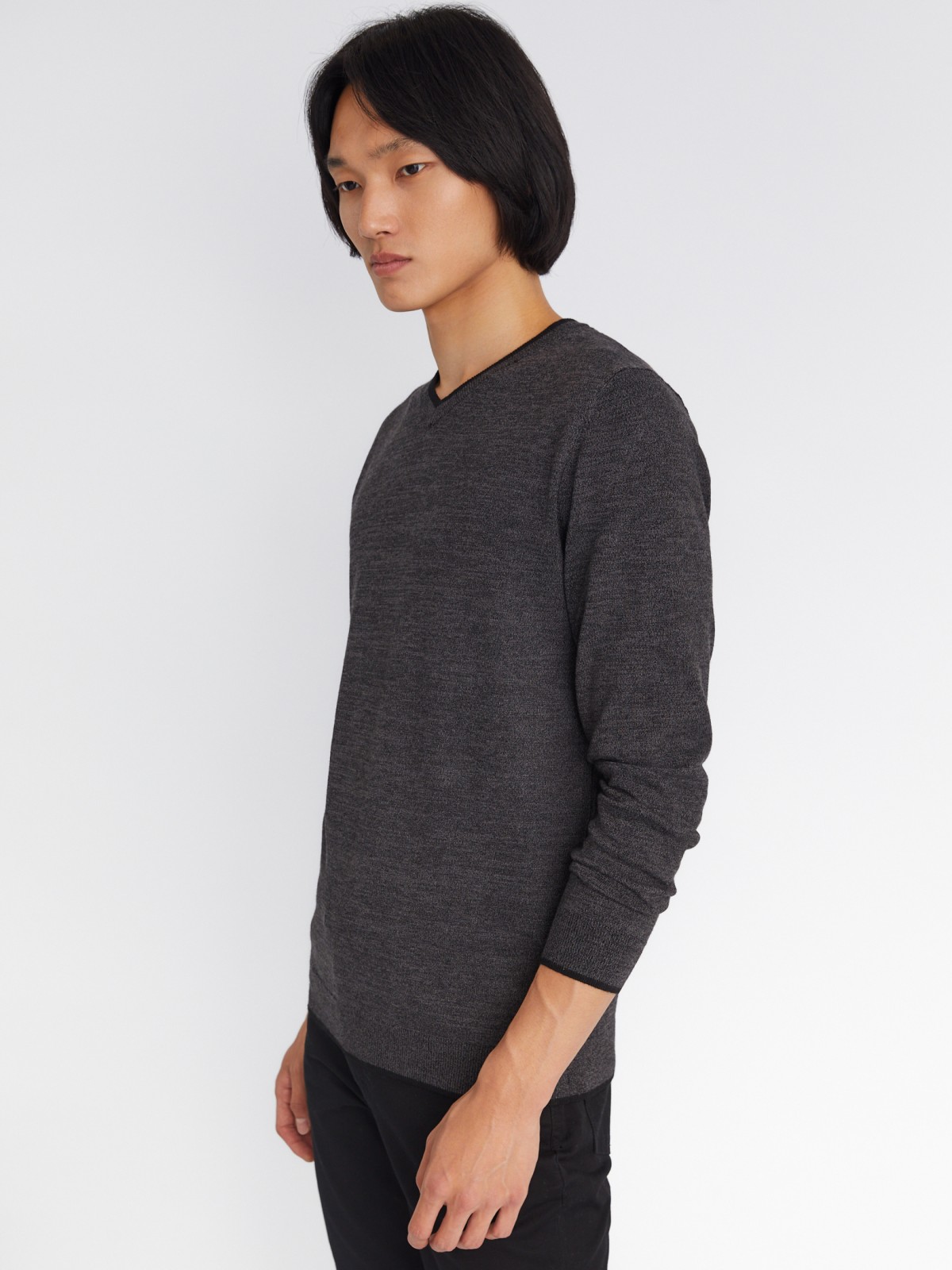 Тонкий трикотажный пуловер с треугольным вырезом и длинным рукавом